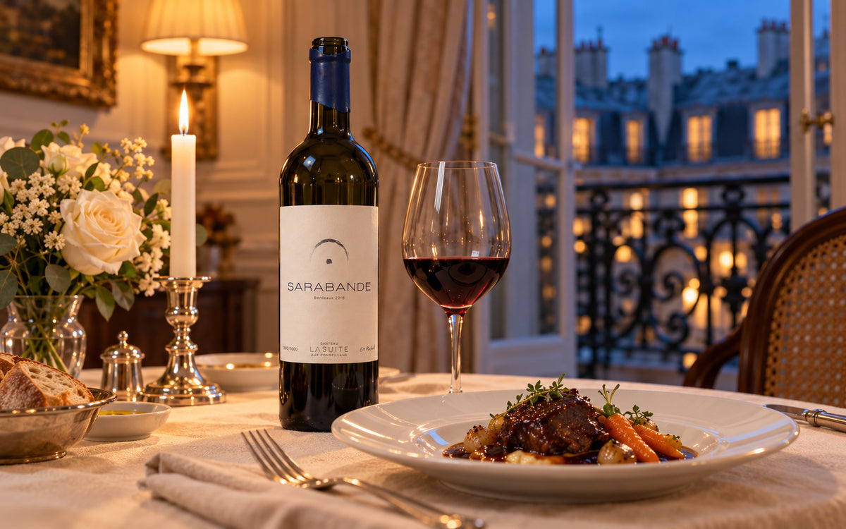 Sarabande 2018, Bordeaux Rotwein – Flasche und Glas am offenen Fenster über den Pariser Dächern, mit Schmorfleisch und Möhren