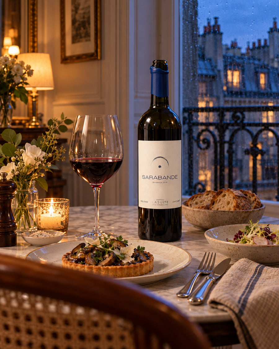 Sarabande 2019, Bordeaux Rotwein – Flasche und Glas am regennassen Fenster in Paris, mit Pilztarte