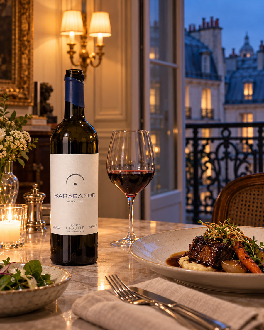 Sarabande 2021, Bordeaux Rotwein – Flasche und Glas auf dem Marmortisch am Balkon über Paris, mit geschmortem Rind und Püree