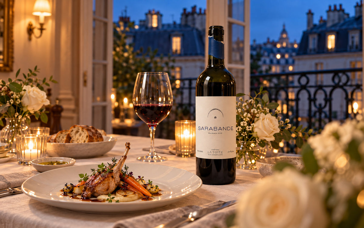 Sarabande 2022, Bordeaux Rotwein – Flasche und Glas am Pariser Balkon zwischen Blumen, mit Geflügel und Möhren