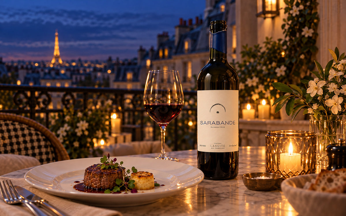 Sarabande 2026, Bordeaux Rotwein – so wird dieser Jahrgang einmal serviert: Terrasse mit Blick auf den Eiffelturm, mit Rinderfilet
