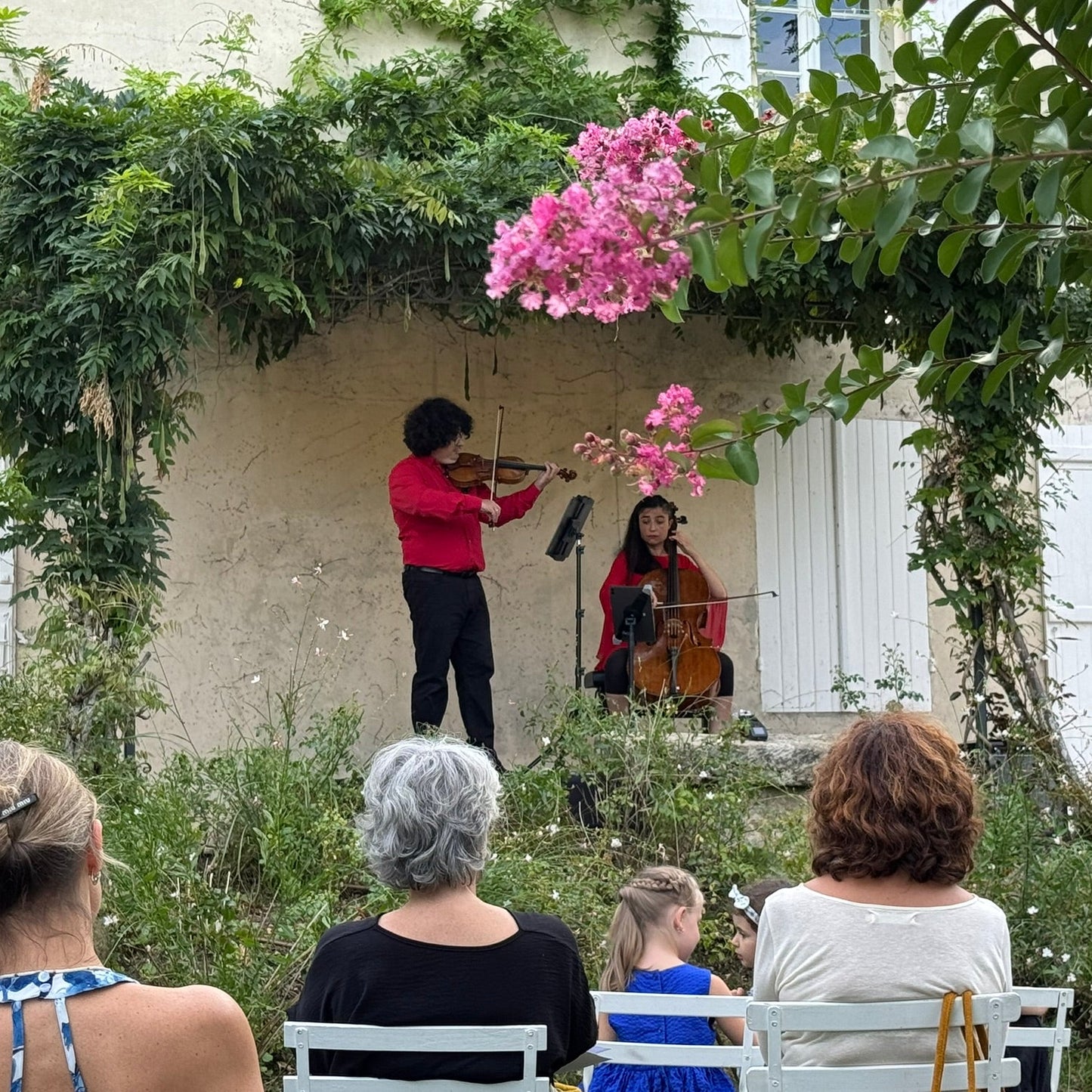 Musiker auf einer Bühne bei einem Konzert auf Chateau LaSuite aux Conseillans in Bordeaux