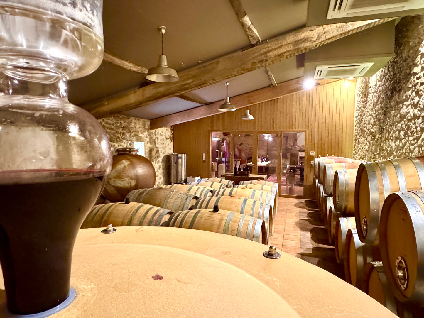 der Barrique-Reifekeller des Chateau LaSuite aux Conseillans in Bordeaux