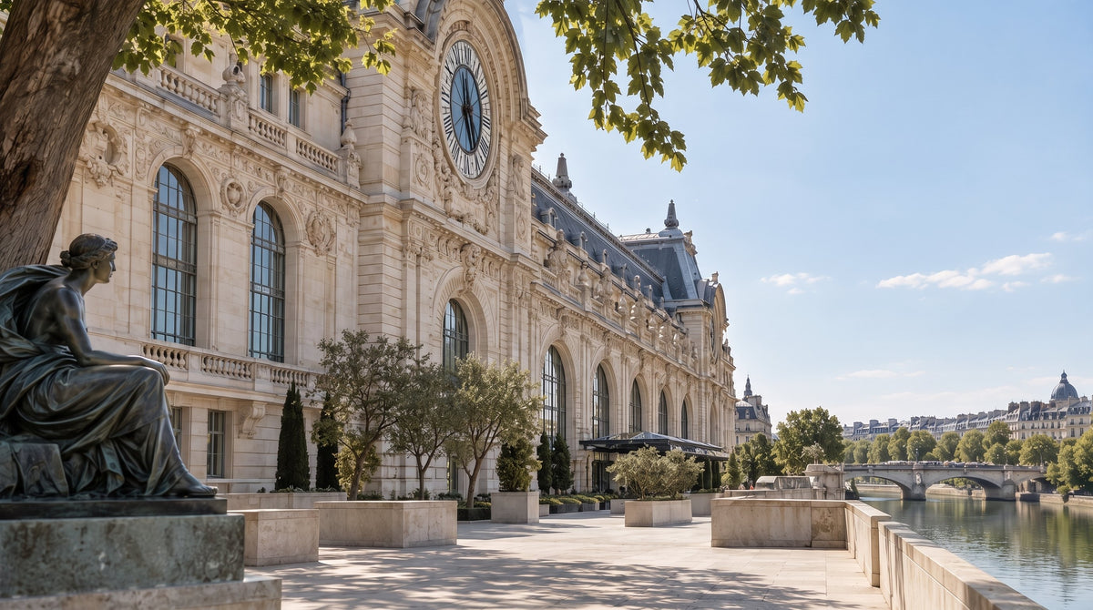 Das Musée d’Orsay an einem hellen Sommertag, davor die Seine
