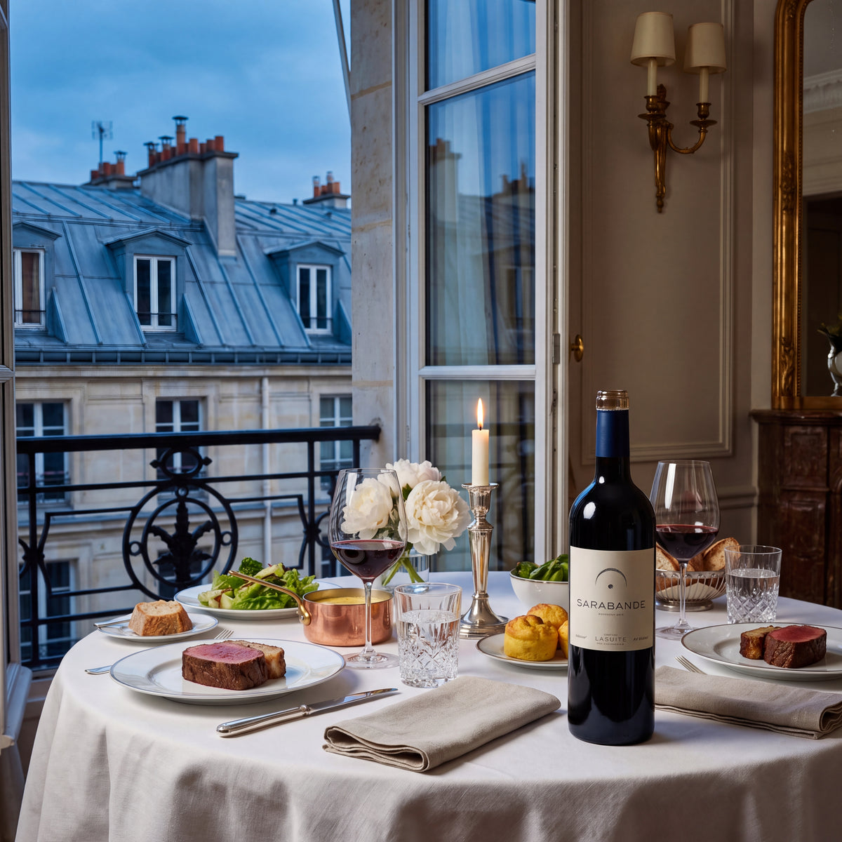 Sarabande 2016, Bordeaux Rotwein – Flasche auf dem gedeckten Tisch am offenen Fenster, Pariser Dächer am Abend