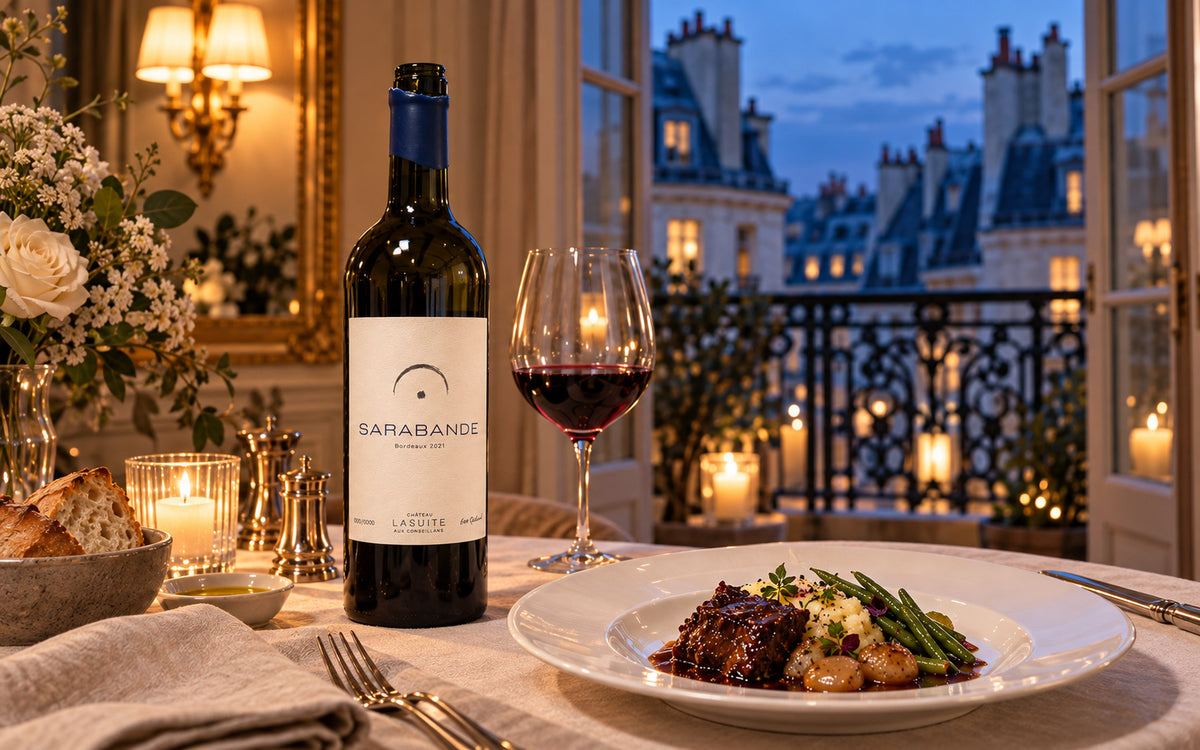 Sarabande 2021, Bordeaux Rotwein – Flasche und Glas am offenen Balkon in Paris, mit Rinderfilet und grünen Bohnen