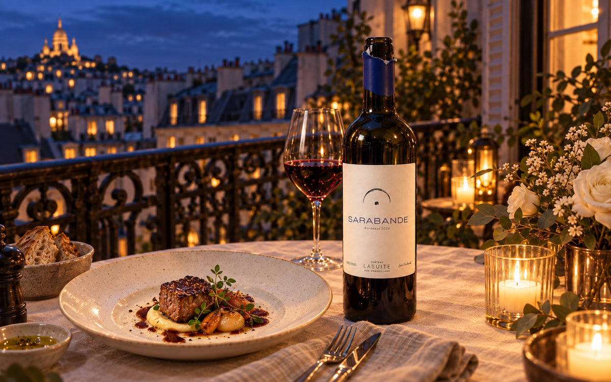 Sarabande 2024, Bordeaux Rotwein – so wird dieser Jahrgang einmal serviert: Tisch am Balkon mit Blick auf Montmartre, mit Rinderfilet