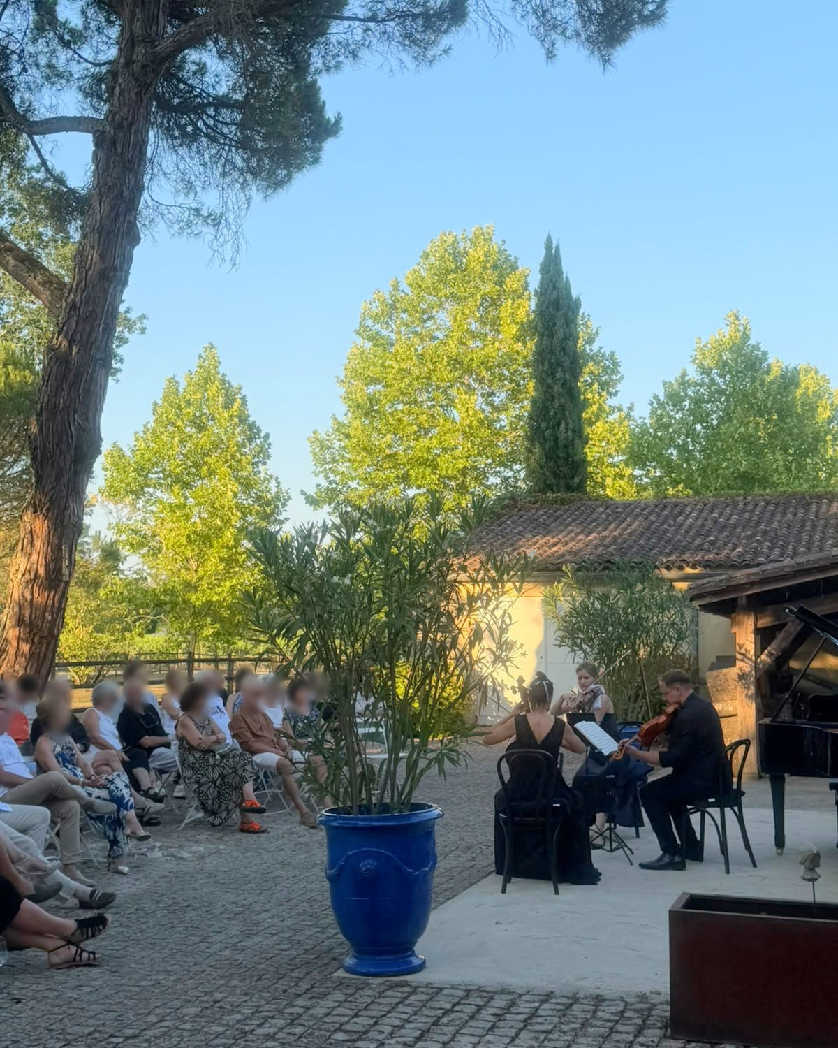 Kammerkonzert mit Flügel und Streichern im Innenhof von LaSuite aux Conseillans, Publikum auf Stühlen
