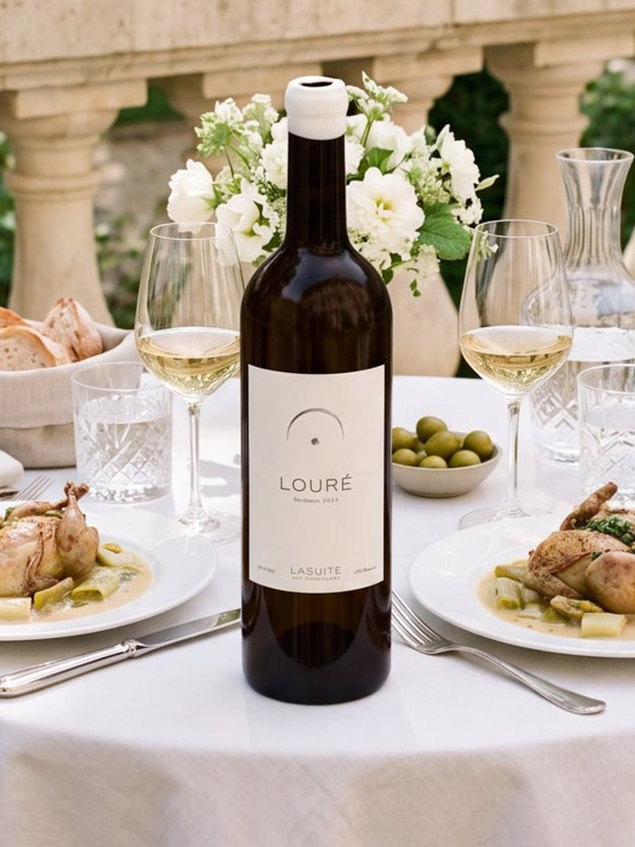 Flasche Louré, Weißwein, auf einem gedeckten Tisch auf einer Terrasse