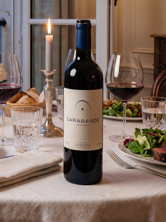 Flasche Sarabande, Rotwein, am gedeckten Tisch bei Kerzenlicht