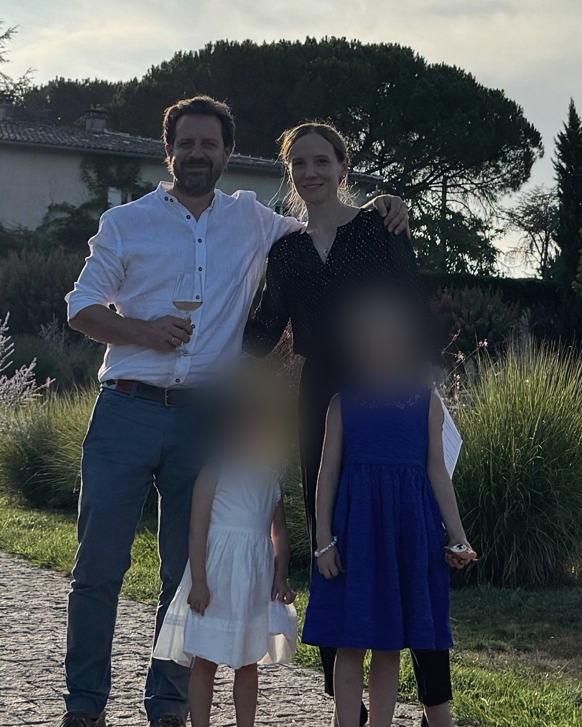 Marc und Ellen Ruhland vor dem Gutshaus der Domaine