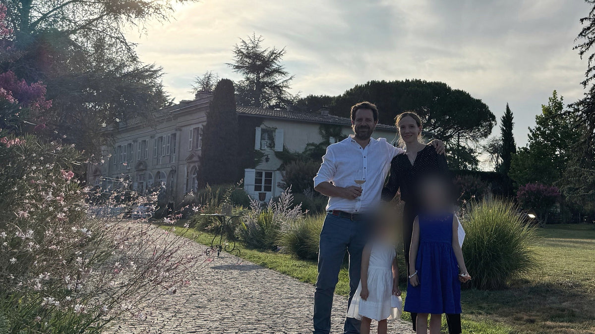 Marc und Ellen Ruhland vor dem Gutshaus der Domaine